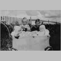 070-0080 Kawernicken, die Geschwister Skrimmer, Erich, Helga, Willi und Ursel im Jahre 1941.jpg